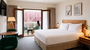 Balcony King | Premium bedding, pillowtop beds, minibar, desk