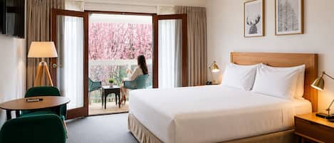 Balcony King | Ropa de cama de alta calidad, colchones con acolchado adicional, minibar