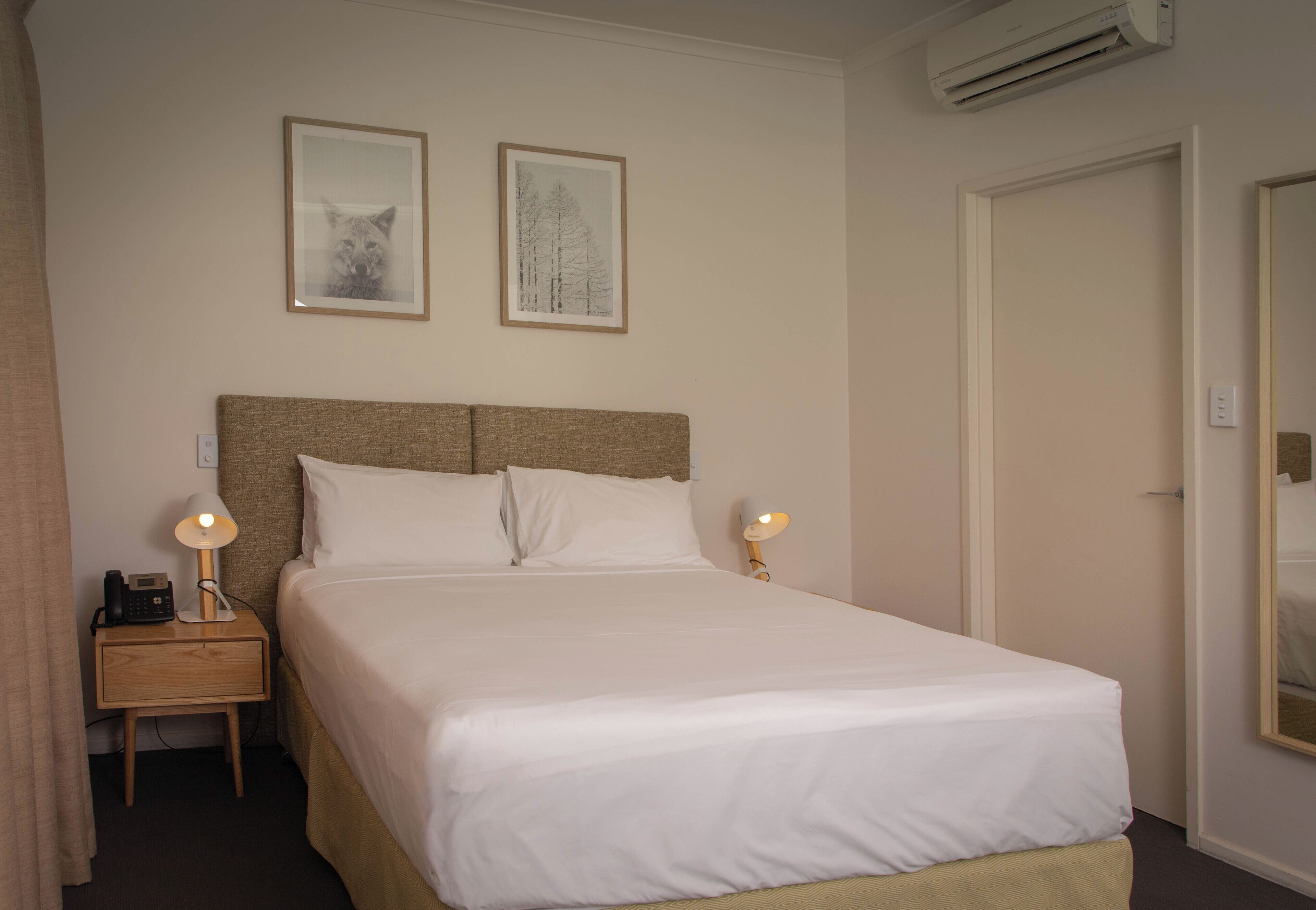 Rom, 1 queensize-seng | Sengetøy av topp kvalitet, senger med overmadrass, minibar og skrivebord