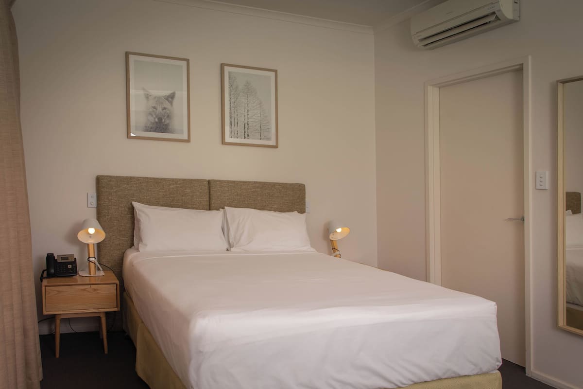 Rom, 1 queensize-seng | Sengetøy av topp kvalitet, senger med overmadrass, minibar og skrivebord