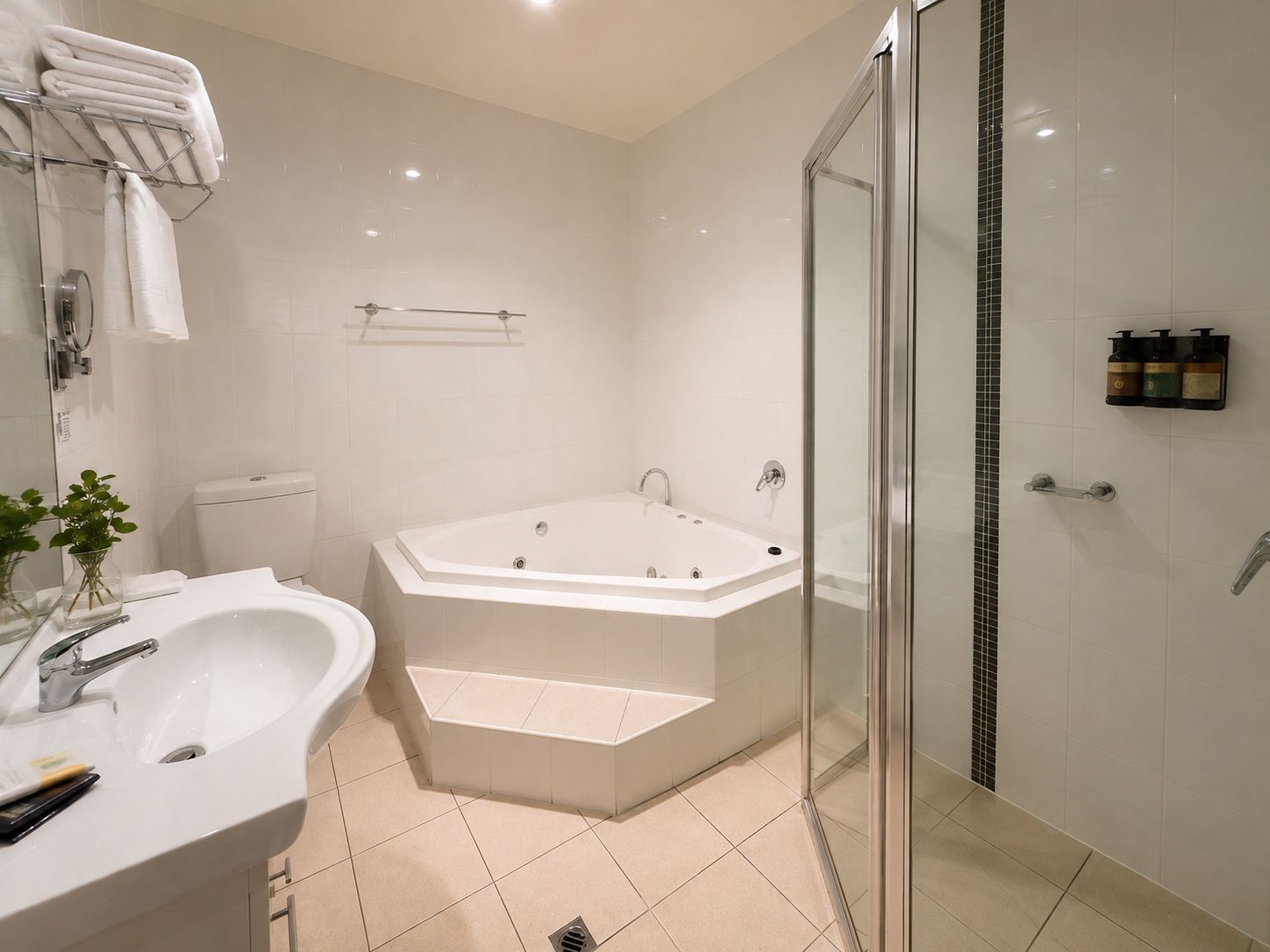 Un baño moderno con bañera, ducha y lavamanos.