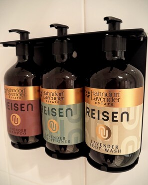 Dusj, hårføner, håndklær og såpe