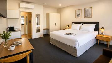 Deluxe King | Premium bedding, pillowtop beds, minibar, desk