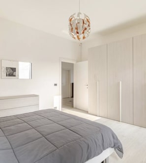 Tabla de planchar con plancha, wifi y ropa de cama