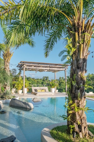 Escritorio, espacio para trabajar con laptop y wifi gratis