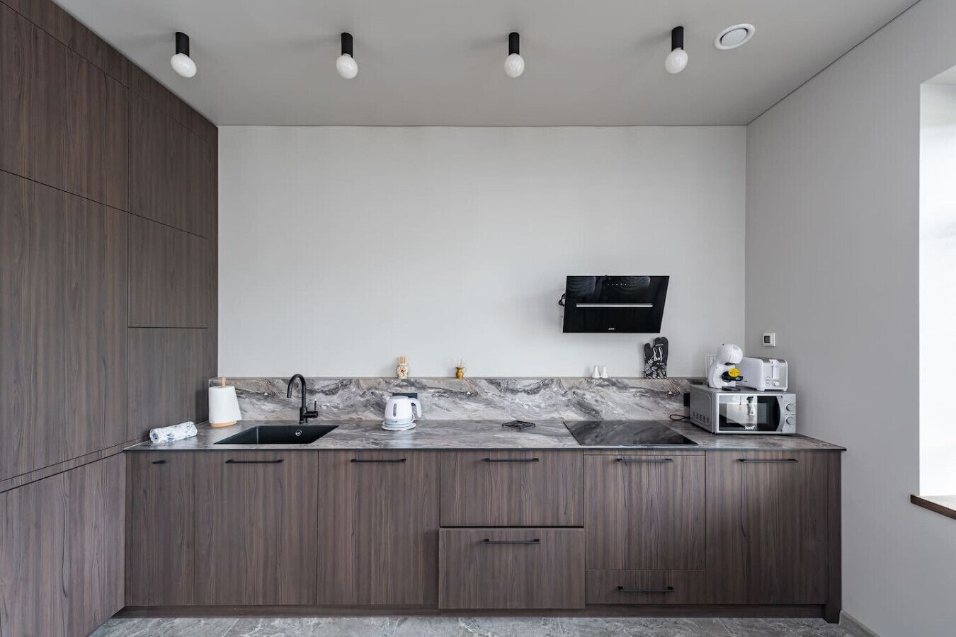 Geladeira, micro-ondas, cooktop, lava-louças
