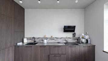 Geladeira, micro-ondas, cooktop, lava-louças