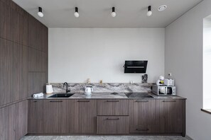 Fridge, microwave, stovetop, dishwasher - MnW apartment by Polo Apartments (Kaunas)