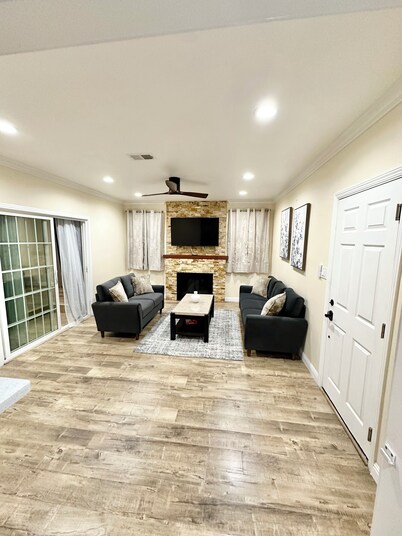 Spacious 4-bedroom with AC and WiFi in peaceful Fremont