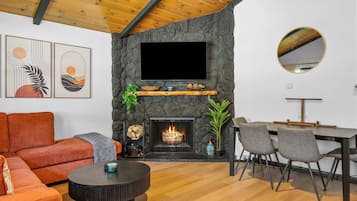 Smart TV, chimenea, libros y estéreo