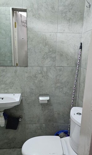 Studio Deluxe | Salle de bain | Articles de toilette gratuits, serviettes fournies, savon