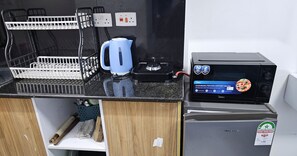 Studio Deluxe | Cuisine privée | Micro-ondes, batterie de cuisine, vaisselle et ustensiles
