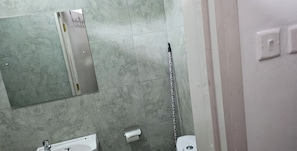 Estudio Deluxe | Baño | Amenidades de baño gratuitas, toallas, jabón, papel de baño 
