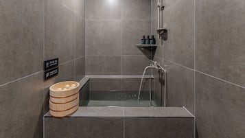 Deluxe - No Parking | Bathroom | Hair dryer, towels, soap, shampoo