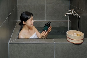 Deluxe - No Parking | Bathroom | Hair dryer, bathrobes, slippers, electronic bidet - Hotel Hyuso Guro (Seoul)