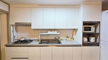 Fridge, coffee/tea maker, cookware/dishes/utensils, lobster pot