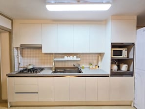 Fridge, coffee/tea maker, cookware/dishes/utensils, lobster pot