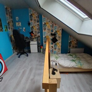 4 bedrooms, iron/ironing board, WiFi, bed sheets