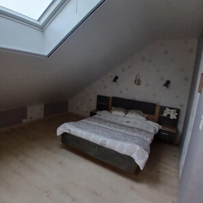 4 bedrooms, iron/ironing board, WiFi, bed sheets