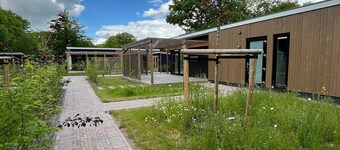 Luksus feriehus omgitt av vann og skog