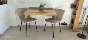 Dining - Le Nid du 9 – Cozy, bright, and quiet studio with a real bed and a garage in the city center (Aix-les-Bains)