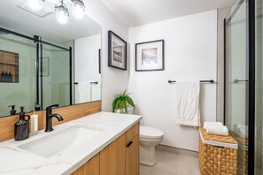 Dusche, Haartrockner, Handtücher, Seife