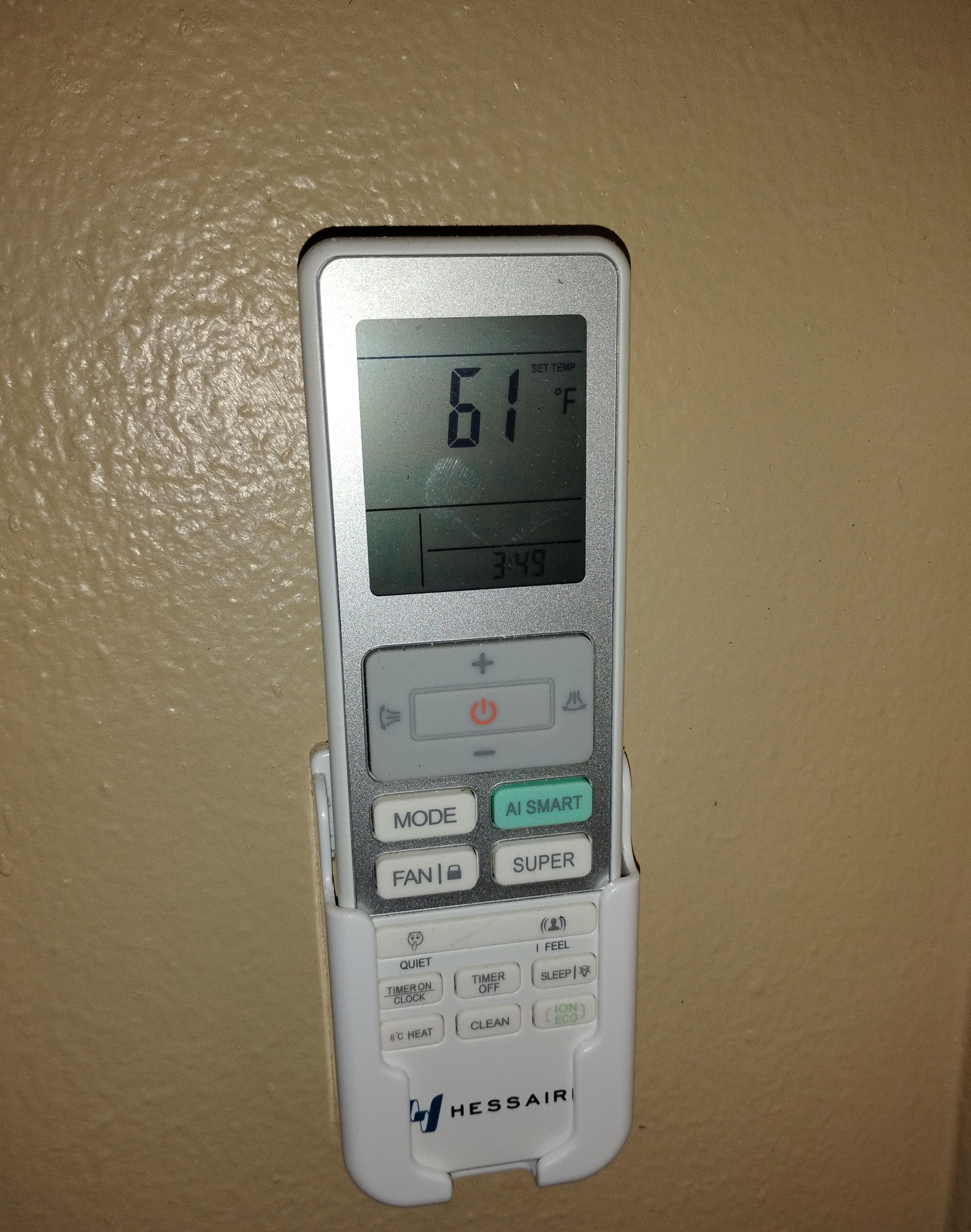Termostato digital que muestra una temperatura de 16° Celsius.
