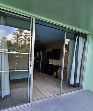 Standaard studio, 1 queensize bed (Hāhālua) | Terras