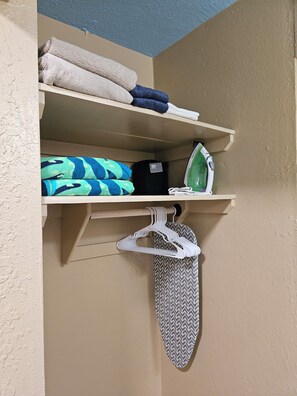 Standard Studio, 1 Queen Bed (Hāhālua) | Desk, laptop workspace, free WiFi, bed sheets - Plumeria Hilo Hotel (Hilo)