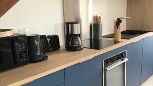 Kaffetrakter/tekoker, kjøleskap, mikrobølgeovn og ovn
