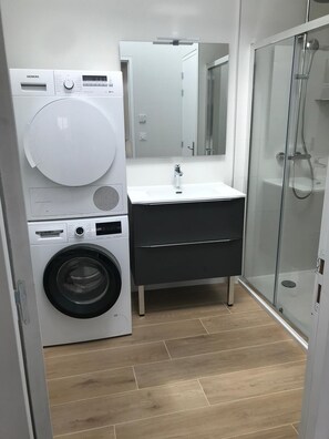 Shower, hair dryer, towels, toilet paper - Penn'ti-Traditional stone house-Sea 300m away (Cancale)