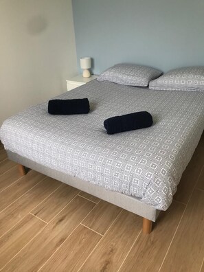 2 chambres, bureau, fer et planche à repasser, lit de bébé portatif