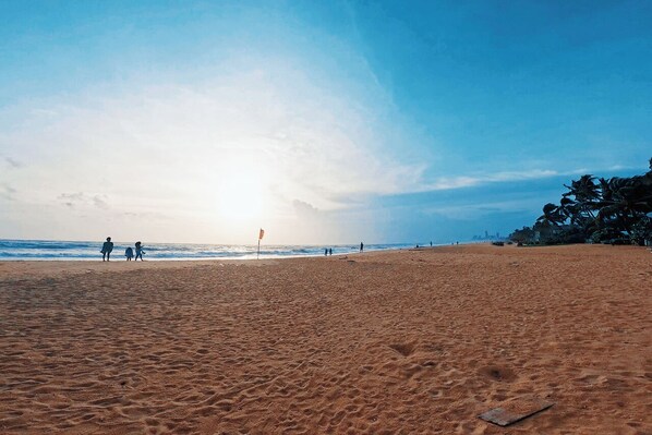 Beach nearby, white sand, 5 beach bars