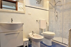 淋浴設備、風筒、坐浴桶、提供毛巾