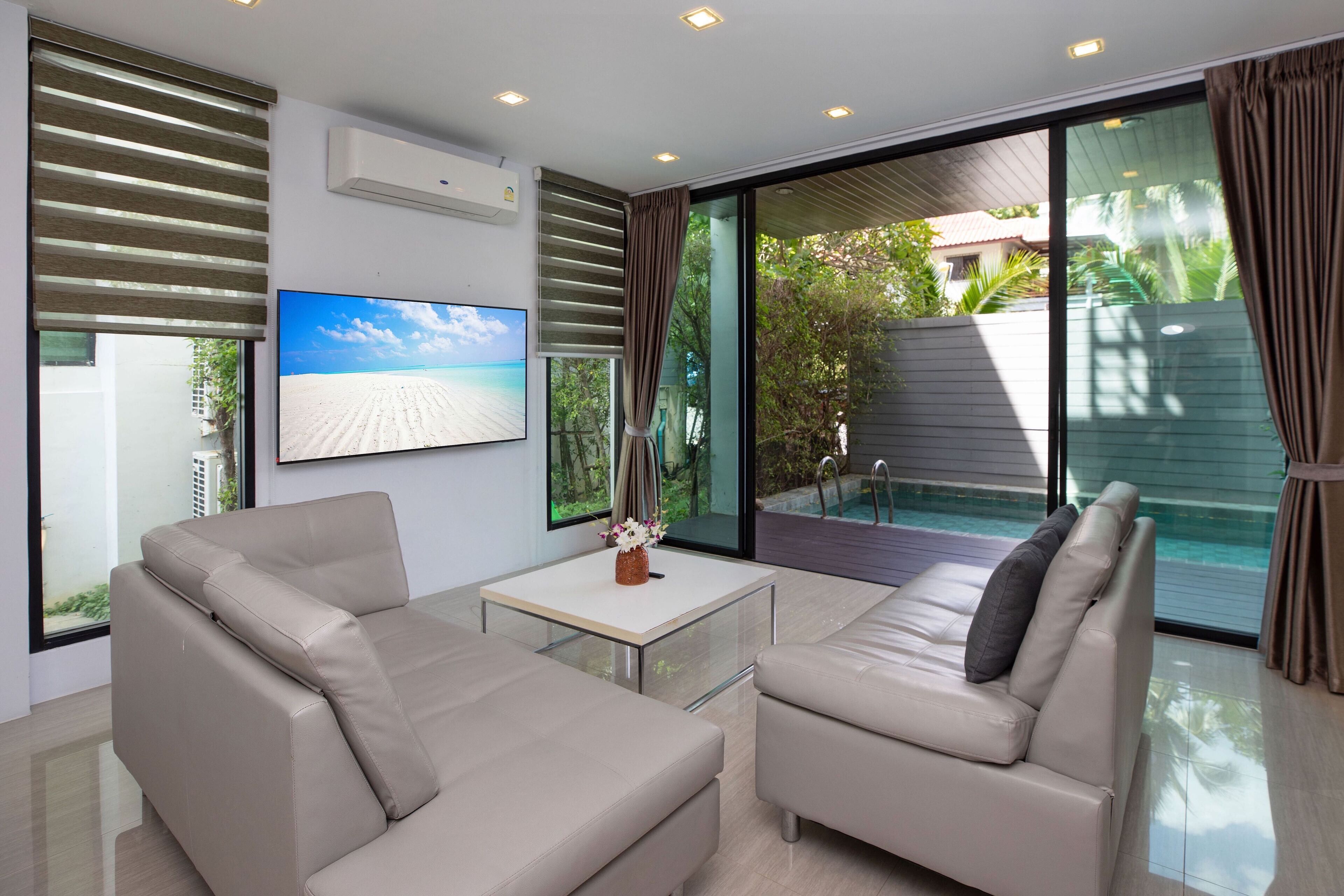 Familienvilla, 4 Schlafzimmer, eigener Pool, Poolblick | Wohnbereich | 36-Zoll-Flachbildfernseher mit Kabelempfang