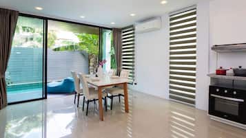 Familjevilla - 4 sovrum - privat pool - utsikt mot poolen | Vardagsrum | 36-tums platt-tv med kabelkanaler