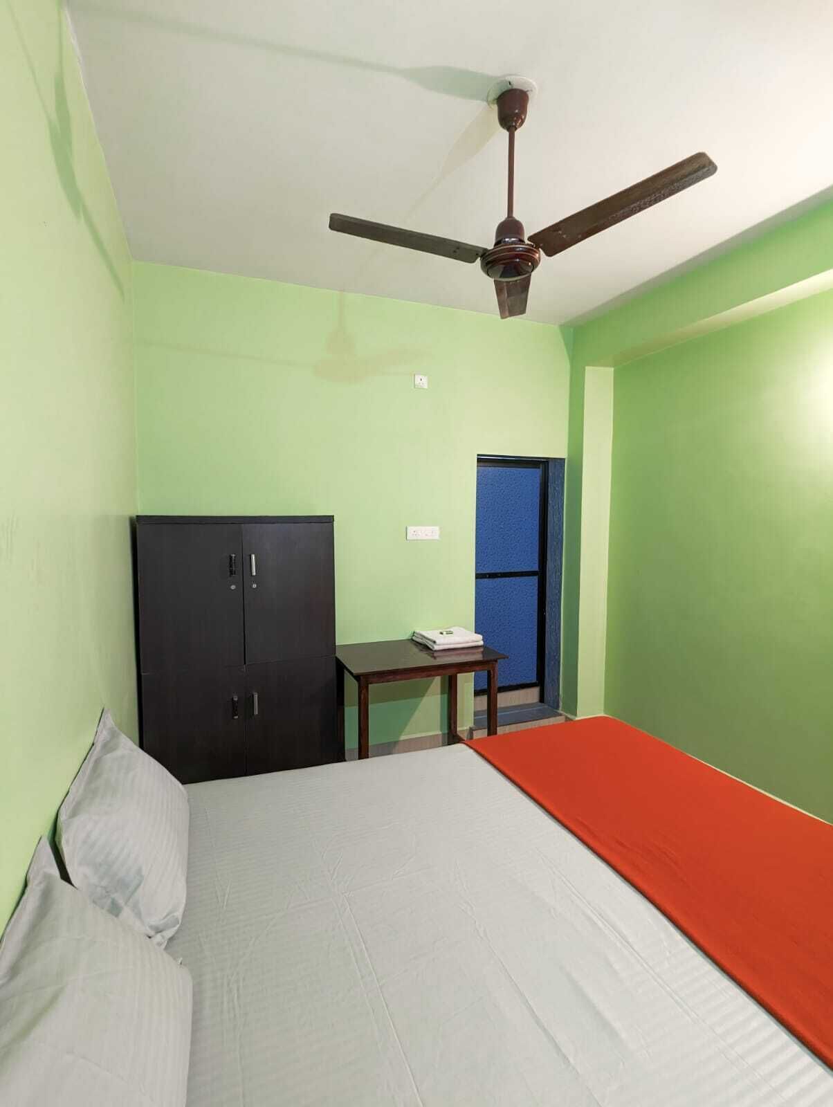 办公桌、免费 WiFi