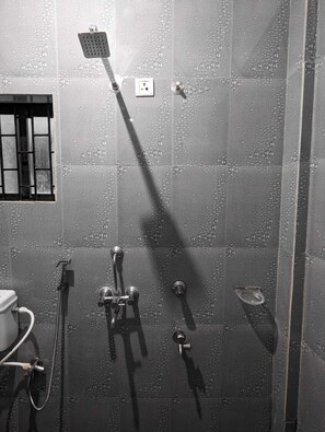 Dusch, gratis toalettartiklar, handdukar och tvål