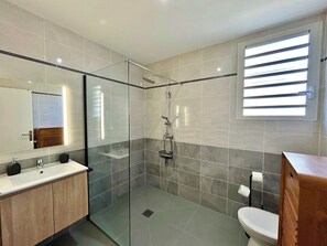 Douche, sèche-cheveux, serviettes fournies, papier toilette