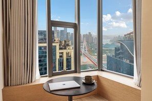 Kamar Comfort, 1 Tempat Tidur King, Bebas Asap Rokok, pemandangan kota | Seprai premium, selimut bulu angsa, busa memori, dan minibar