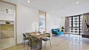 Un salon moderne comprenant un coin repas, un canapé et une grande fenêtre avec des rideaux.
