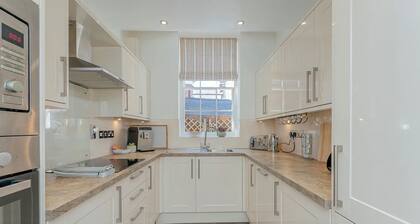 Luxury Apartment, City Break, 4B City Cottage Central Chester