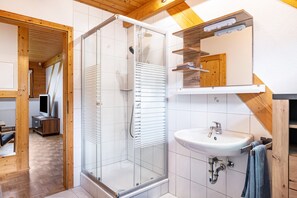 Shower, hair dryer, towels - Apartment 'Grünblick' with Mountain View, Balcony and Wi-Fi (Münstertal/Schwarzwald)