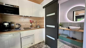 Microondas, placa de cocina, lavavajillas