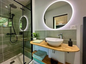 Ducha, secador de pelo, toallas y jabón