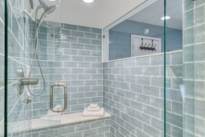 Douche, séchoir à cheveux, serviettes fournies, shampooing
