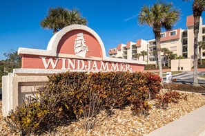 Señal de Windjammer con una palmera y un edificio al fondo.
