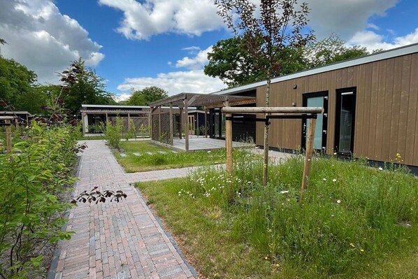 Property grounds - Luxury holiday home surrounded by water and forest (Sint Nicolaasga)