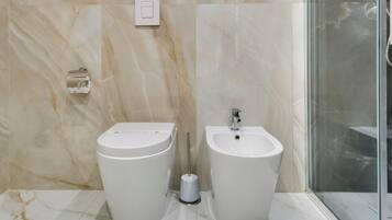 Chambre Triple Classique | Salle de bain | Douche, sèche-cheveux, serviettes fournies, savon