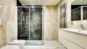 Classic Triple Room | Bathroom | Shower, hair dryer, towels, soap